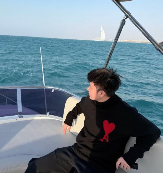 车坐游艇女友都是白富美和王楚钦是朋友九游会j9ag赵心童家世惊人！开豪(图2)